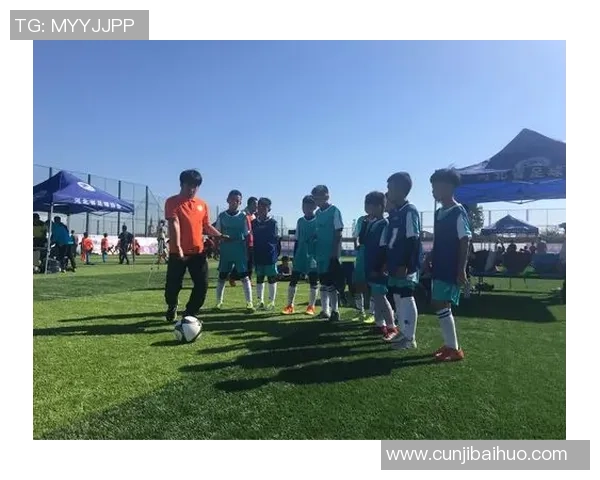 女球迷热衷观看足球明星精彩视频分享激情与梦想的瞬间 女球迷热衷观看足球明星精彩视频分享激情与梦想的瞬间