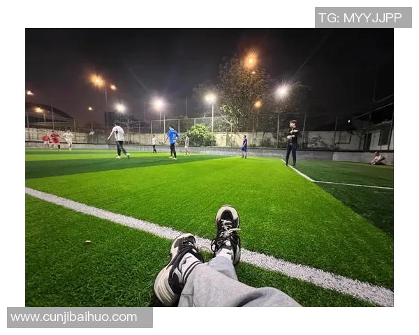 提升球场表现的秘密武器足球专用袜子让你更轻松应对比赛挑战