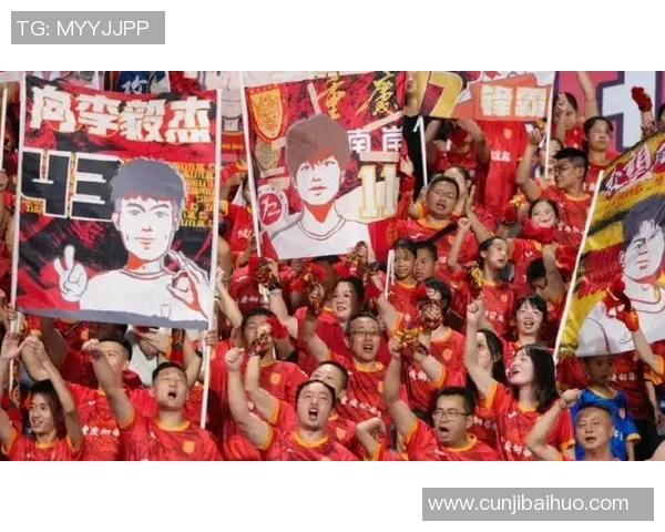 重庆足球队员奋勇拼搏展现团队精神与城市荣耀的故事 重庆足球队员奋勇拼搏展现团队精神与城市荣耀的故事